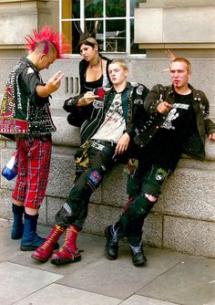 punks by Paul Mott, via Flickr 80s Punk Fashion, Stile Punk Rock, Punk Mode, Punk Subculture, Punk Boy, 90s Punk