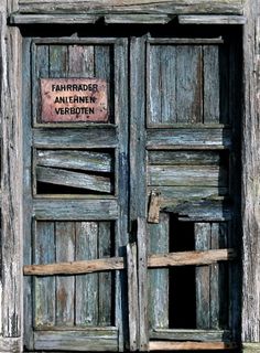 an old wooden door with a sign on it that says, i amfrose alleiner veroten