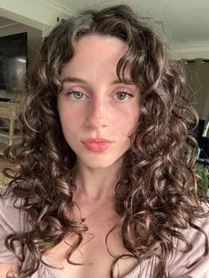 Ideia de selfie para a sua foto de perfil. A autoria da foto não é minha.   #aesthetic #instagram #socialmediatips #foto #selfieidea #photography #photo Wavy Curly Hair Cuts, Curly Brunette, Beautiful Curly Hair, Honey Hair, Wavy Curly Hair, Queen Hair