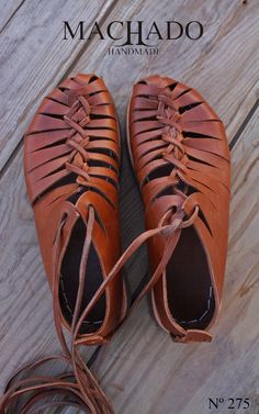 Machado Handmade: trabalhos/ work Art Du Cuir, Sukienki Maksi, Estilo Hippie, Shoe Pattern, Barefoot Shoes, How To Make Shoes, Diy Shoes, Crazy Shoes, Shoe Lover