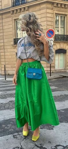 Looks com camiseta ou t-shirt a peça mais democrática e versátil do guarda roupa 32 July 2024 Fashion, Pastel Summer Outfits, Summer Cookout Outfit, Dc Street Style, Look Legging, Moda Chic, Looks Street Style, Colourful Outfits