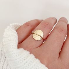 A stunning 9ct gold statement ring with a hammered disc on a simple gold band. The textured disc catches the light beautifully whilst the delicate band makes it lightweight and easy to wear. Disc size: 10mm Band width: 2mm These rings are made to order so please select your ring size from the drop down menu. To find ou Simple Gold Band, Textured Gold Ring, Diy Jewelry Making Tutorials, Bezel Jewelry, Gold Items, Gold Statement Ring, Gold Rings Jewelry, Button Jewelry, Modern Ring