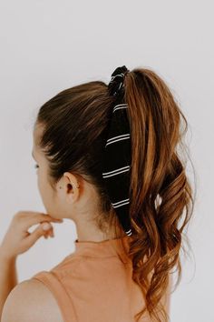 Simple and pretty Scrunchie Bow, Navy Hair, Bow Scrunchie, Long Box Braids, Peinados Fáciles Para Cabello Corto, Hair Scarf, Easy Hair, Trending Hairstyles, Prom Hairstyles