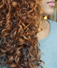 Hair Colors Curly Hair, Highlights Curly Hair, Colored Curly Hair, Natural Curls Hairstyles, Peinados Fáciles Para Cabello Corto, Curly Hair With Bangs, New Hair Colors, Fall Hair Color, Fall Hair Colors