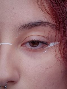 white eyeliner with dots and lines White Graphic Eyeliner, Modele Zentangle, Teknik Makeup, Hippie Makeup, Maquillage On Fleek, Vampire Bride, Cute Eye Makeup