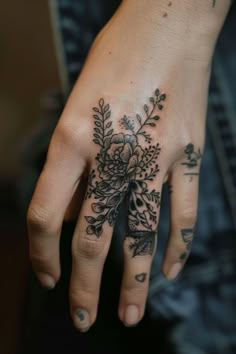 Hand with intricate floral black ink tattoo covering back and fingers. Nature Hand Tattoos For Women, Vine Hand Tattoos For Women, Meaningful Finger Tattoos, K Tattoos, Tattoo Hunting, Tattoos Cover Up, B Tattoos, Tattoos Placement, Finger Tattoo Ideas