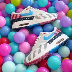 La Nike Air Max 1 Parra (2018) est disponible sur http://wethenew.com  📸 busterhede #NIKEAIRMAX #AM1 #PARRA #AM1PARRA Nike Jordan, Sneakers Nike, Jordan