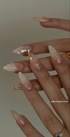 Fairytale Acrylic Nails, Short Nail Stilleto Ideas, Almond Nails Simple Classy, Nails Acrylic For Wedding, Gel Almond Nails Ideas, Gold Tip Almond Nails, Sade Aesthetic Nails, Pearl Nails With Gold, Builder Gel Designs