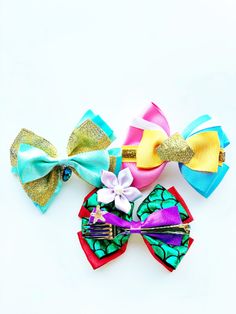 These Favorite Character Bows are the perfect accessory! Each bow is 4” long and is stacked with your favorite characters. Each clip is large and high quality to stay in hair securely all day long. Disney Ribbon Hair Bows, Disney Ribbon Bows, Snow White Hair, Disney Hair Bows, Cinderella Hair, Belle Hairstyle, Princess Hair Bows, Disney Mouse Ears, Hair Clip Holder