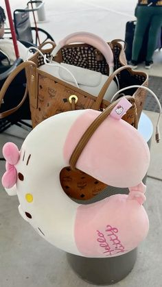 Hello Kitty Head, Airport Aesthetic, Airport Fits, Dump Ideas, Kitty Accessories, Hello Kitty Bag, Hello Kitty Accessories, Baby Pink Aesthetic