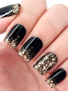 10 diseños de uñas para año nuevo súper elegantes y discretas | Mujer de 10 Black And Gold Nails, Nagel Tips, Gold Nail, Super Nails, New Year's Nails, Prom Nails, Cute Nail Designs