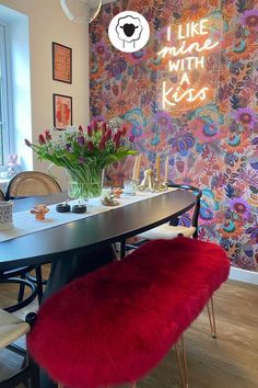 Dining room with bright flowery wallpaper and red sheepskin bedroom bench Sheepskin Bench, Dining Table Bench, Velvet Table, Bench Dining, Hallway Bench, Seating Ideas