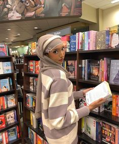 Girl Outfits Hijab, Uptown Girl Outfits, Fairy Nadia, Outfits Islamic, Head Wrap Ideas, Aesthetic Rory Gilmore, Bookworm Aesthetic, Chanel Oberlin