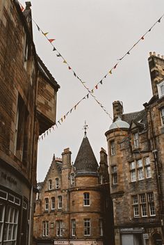 This is Edinburgh, Cockburn Street in a Dark Academia Aesthetic #edinburgh #cockburnstreet #darkacademiaaesthetic Ballet Dark Academia, Edinburgh Dark Academia, Sherlock Party, Edinburgh Harry Potter, Travel Mood, Rp Characters