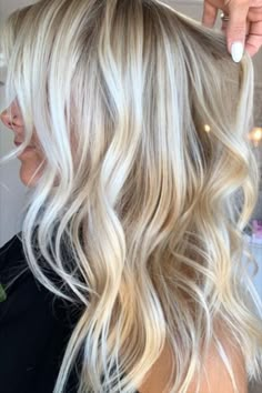 Soft Blonde Hair Color, Soft Blonde Hair, Kort Bob, Blonde Lowlights, Fun Hairstyles, Romantic Hair, Buttery Blonde