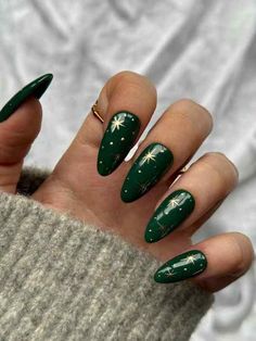 Forest Green Nails With Design, Winter Nails Green Gold, Xmas Green Nails, Nails Christmas Designs Green, Christmas Green Chrome Nails, Dark Green Xmas Nails, Christmas Nails Gold And Green, Green Nail Christmas, Green November Nails