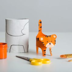 Photo of a finished cardboard tiger with a cardboard tube with body outline, scissors, orange paint and brush Tiger Craft, Toilet Roll Craft, Rolled Paper Art, Anniversaire Diy, Tiger Crafts, Time Routine