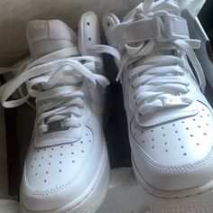 Kids All White High Top Air Force Ones Size 6 Stripe Around The Top Casual Basketball Shoes For Streetwear With White Laces, Casual Basketball Shoes With White Sole And Laces, Hightop Air Force Ones, High Top Nike Air Force, Nike Shoes Kids, Air Force 1 High Tops, High Top Nike, High Top Air Force, Comfy Casual Outfits