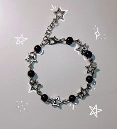 Black Aesthetic Bracelets, Star Bracelet Diy, Y2k Handmade Jewelry, Black Bracelet Aesthetic, Braclets Ideas Beaded Aesthetic, Grunge Jewelry Aesthetic, Bracelet Inspo Beads, Jewelry Making Aesthetic, Grunge Bracelets