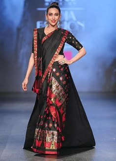 Designer Dresses Elegant, Karishma Kapoor, Kanjivaram Sarees Silk, Designer Sarees Wedding, Latest Bridal Lehenga, Cotton Saree Designs, Karisma Kapoor, India Fashion Week