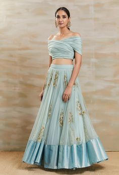 Fancy Blouse Designs For Lehnga, Sky Blue Lehenga, Astha Narang, Drape Blouse, Baju Kahwin, Lehenga Designs Simple, Blue Lehenga