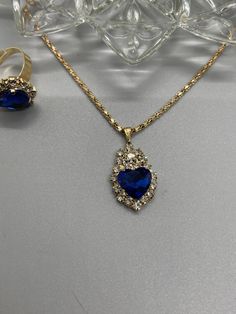 Navy Blue Jewelry Set, Royal Blue And Gold Jewelry, Royal Blue Dress Jewelry Ideas, Blue Gold Necklace, Blue And Gold Jewelry, Gold Jewlry, Prom Jewellery, Prom Hair Jewelry, Royal Blue Jewelry