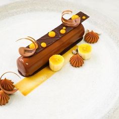 there is a chocolate dessert on the plate