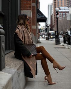 Τσάντες Louis Vuitton, Mia Mia Mine, Louis Vuitton Scarf, Mia Mia, Skandinavian Fashion, Scarf Outfit, Fashion Autumn, Mode Casual, Mode Inspo