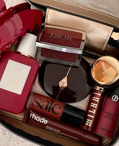 Red Skincare Aesthetic, Red Makeup Products, Christmas Makeup Gifts, Make Up Photo, Makeup Gifts, Haut Routine, Compact Makeup, Makeup Bag Essentials