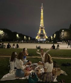 Paris elfotower picnic friends goals fun aesthitc European Vibes Aesthetic, Nevaeh Core, Shannon Core, March In Paris, Kate Core, 2023 Manifestation, Paris In The Spring, Europe Backpacking, Friends In Paris