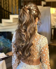 Sangeet Hairstyles For Bride On Gown, Wedding Hairstyles With Hair Accessories, Hairstyles For Long Hair On Gown, Braided Ponytail Hairstyles For Wedding, Saree Braid Hairstyles, Pony Tailed Hairstyle Wedding Indian, Sangeet Hair Styles, Hairstyle With Gowns, Hair Styles For Sangeet