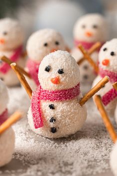 These cute snowman truffles are easy and fun to prepare and are perfect for Christmas or Winter! They consist of 2-ingredient coconut truffles and store-bought decorations. Christmas Snacks Easy, Coconut Truffles, Cute Snowmen, Coconut Snowballs, Coconut Balls, Melting White Chocolate, Vegan Christmas