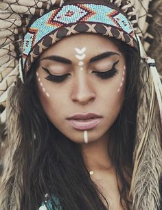 Pocahontas Makeup, Indian Face Paints, Native American Makeup, Make Carnaval, Festival Makeup Rave, American Makeup, Shannon Elizabeth, Indian Headdress