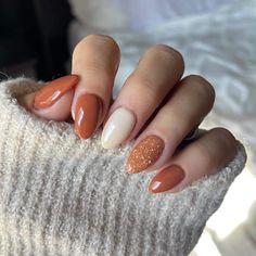 Fall Color Manicure, Fall Nails Ideas Autumn 2023, Nail Designs Thanksgiving Fall, Fall Acrilyc Nails Ideas, Autumn Nails 2023 Square, Simple Gel Nails Fall, Pumpkin Colored Nails, Mail Ideas Fall, Almond Shape Fall Nails Ideas