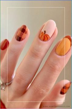 Elevate your Thanksgiving look with these stunning nail designs! Whether you prefer long or short nails, acrylic or gel, we've got creative ideas for every nail shape. Add some extra bling or choose from a variety of color patterns to match your fall aesthetic. Get inspired with these amazing nail designs that are simple yet cute and perfect for the Thanksgiving season. Don't miss out on these stunning Thanksgiving nails that will complete your holiday look 💅🦃 Cute Fall Gel Nails Short, Cute Autumn Nails Short, Fall Gel Nail Art Ideas, Cute Fall Nail Inspo Short, Thanksgiving Nails Natural, Gel Nail Inspo Fall, Fall Nails Preppy, Autumn Pumpkin Aesthetic, Diy Fall Nails Easy