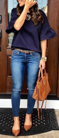 Blue Blouse // Skinny Jeans // Pumps // Tote Bag Source Mode Shoes, Looks Pinterest, Look Fashion, Spring Outfits, Work Outfit, Casual Chic, Casual Style