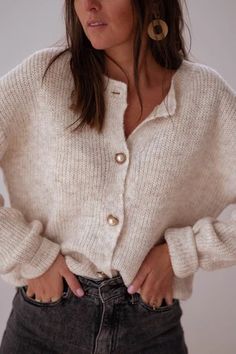 Beige Rufus Cardigan – Easy Clothes North America Elevated Neutral Outfits, Warm Neutral Outfit, Fall Outfits Cardigans, Cute Outfits With Cardigans, Fall Shopping Aesthetic, Fashion Influencer, Simple Mom Outfits, Fall Cardigan Outfits, Cardigan Outfit