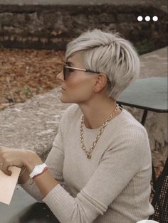 Irina Gamess Hair, Blond Short Bob, Feminine Pixie Haircut Round Faces, Trendy Pixie Haircut, Pixie Haircut Ideas, Tutorial Ideas, Pixie Haircut For Thick Hair