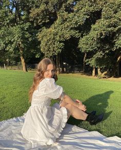 Foto al aire libre, foto afuera, di soleado, foto con vestido blanco Cute Picnic Photos, Aesthetic Nature Pictures For Instagram, Picnic Inspo Pics, Aesthetic Poses In Dress, Dress Nature Photoshoot, Nature Photoshoot Aesthetic, Outfit For Picnic, Easy Photo Poses, Summer Outfits Photoshoot