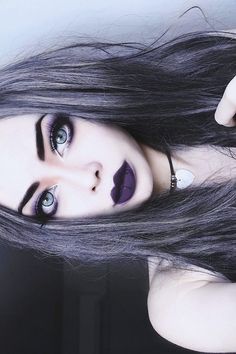 I love this makeup -Cosette Styl Goth, Makeup Emo, Fete Emo, Tutorial Eyeliner, Scene Girl, Beautiful Eyebrows, Purple Lips, Purple Makeup, Alternative Makeup