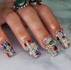 😈 Tag your best friend who you know would rock this look #newnailinspo #nanicuresunwrapped #tampanails #gelxnails #blingnails #stpetenails #trendynails #nailinspo #diamondnails Nails With Chain, Tag Your Best Friend, Fashionable Nails, Diamond Nails, New Year's Nails, Bling Nails, Nail Games, Pearl Chain, Trendy Nails