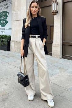 Outfits para parecer Señora de las Lomas en la Uni | Es la Moda Wide Leg Alfaiataria, Wide Leg Business Casual, Cream Wide Leg Trousers Outfit, Khaki Slacks Outfit Women, Wide Leg Office Outfit, Taupe Trousers Outfit, Outfits Com Blazer, Wide Leg Work Outfit, Wide Leg Outfit Ideas