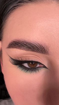 Dramatic Cat Eye Makeup, Dark Green Makeup, Eyeliner Idea, Almond Eye Makeup, Black Eye Makeup, Prom Eye Makeup, Simple Makeup Tips, Alt Makeup, Cat Eye Makeup