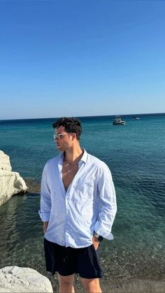 Post Men Instagram Profile Picture, Man Pose Ideas, Guys Pictures Instagram, Classy Poses, Beach Poses Men, Summer Evening Outfit, Linen Pants Style, Men Poses