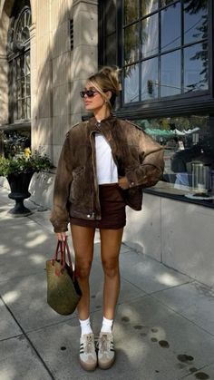 Milan Fall Fashion, Milan Autumn Outfit, Fall New York City Outfits, Short Skirt Fall Outfits, Autumn New York Outfits, September Outfits 2024, City Exploring Outfit, Europe Outfits Winter, Europe Outfits Fall