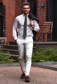 You may have already noted that many men's business outfits do not even need a jacket. Only trousers and shirts are enough. And lokking at this approach, the shirt is the most important detail here. It sets the tone, shapes the style and creates the whole image of successful man. You can choose the color, cut and even prints, and the whole image always changes, following only one piece. Sales Rep Outfit, Best Ties, Successful Man, Outfit Male, Men's Business Outfits, Successful Men, Business Outfit