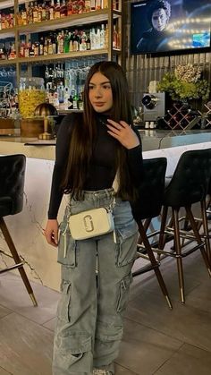 Outfits Buchi Fresa, Fresa Outfit, Comfortable Winter Outfits, Outfits Con Jeans, Classy Winter Outfits, Latina Fashion Outfits, Fasion Outfits, Casual Day Outfits, Pants Cargo