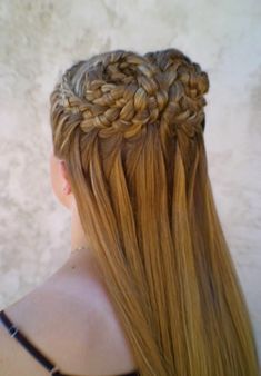 Taking braids to epic levels!!! - The HairCut Web Buns Hairstyles, Crown Braids, Braided Buns, Medieval Hairstyles, Unique Braids, Apps Facebook, Waterfall Braid, Braided Hair, Girl Short Hair