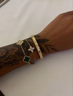 Van Cleef Bracelet Stack, Van Cleef Stack, White Van Cleef, Van Cleef Aesthetic, Cleef And Arpels Jewelry, Women Bracelets Gold, Bracelets Gold Simple For Women, Xoxo Jewelry, Dope Jewelry Accessories