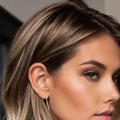 L O O K O U T F I T on Instagram: "Haircut 🍂" Fashion Haircut, Natural Hair Tutorials, Braid Tutorial, Hair Videos Tutorials, Ombre Balayage, Hair Decorations, Hair Color Balayage, Hair Videos, Fall Hair